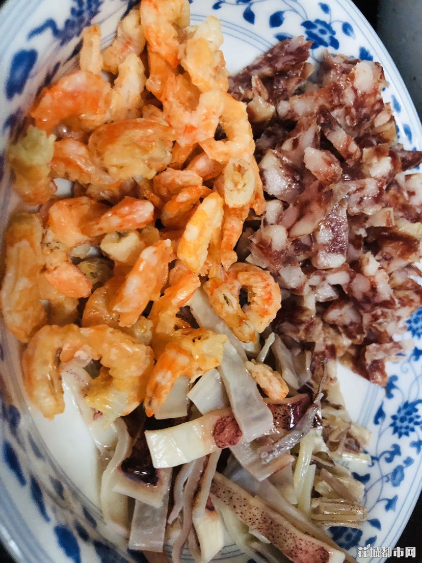 菠萝海虾鱿鱼腊肠炒饭