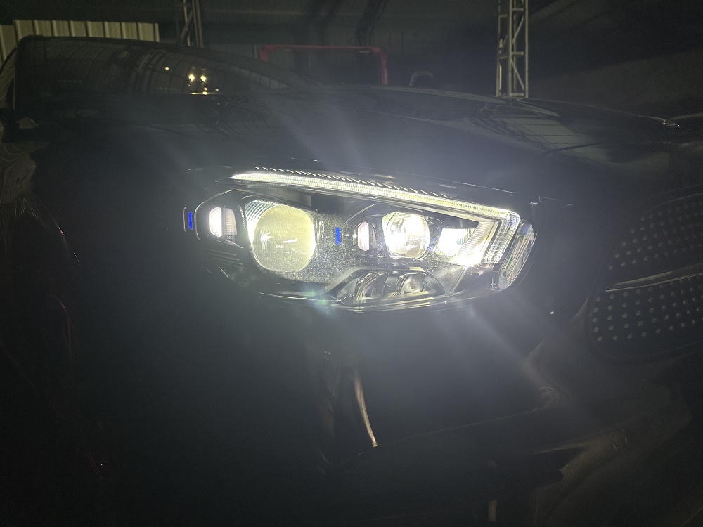 23款奔驰E300L更换几何多光束大灯 提升亮度